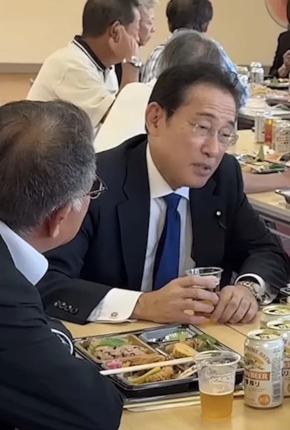 【悲報】岸田文雄、党内の権力闘争に敗れて公民館でやさぐれ泥酔ｗｗｗｗ