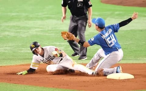 【日本ハム】ルーキー山縣がアクシデントで途中交代　滑り込んできた周東の左足が左膝にぶつかる