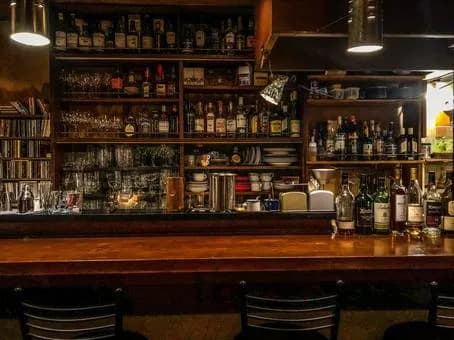 【悲報】高級なバー「酒を注ぐだけで原価の5倍の額で提供します」こいつのぼったくりが許されている理由ｗｗｗｗｗｗｗｗｗｗｗｗｗｗｗｗ