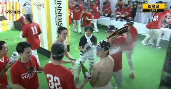 ホークスシャンパンファイト、裸がだんだん増えていく