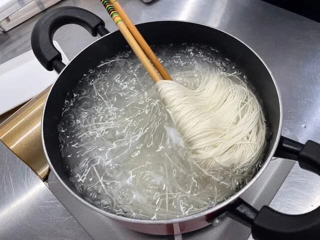 女「そうめん茹でるのは重労働！」　男「茹でるだけじゃん」