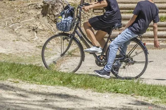 警察「もう我慢ならん！来年から歩道を自転車で走ったやつは罰金6000円だ」