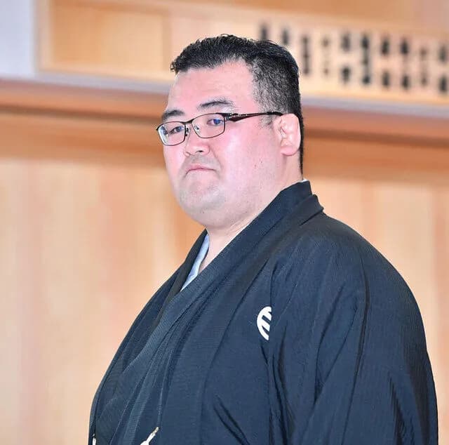 秀ノ山親方（琴奨菊）「部屋マネージャーやって。月給安いけど」→弟弟子「はい」→月給7万円で激怒