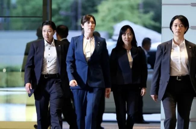 【画像】大臣警護の女SP、めっちゃ強そう