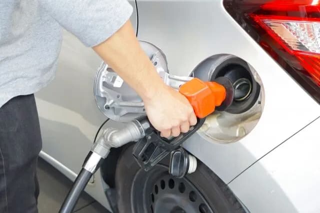 言うほどガソリンが25.1円安くなっても嬉しいか？