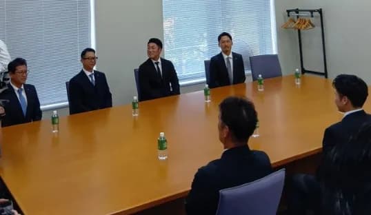 DeNA、ドラフト１位小田康一郎選手に指名あいさつ　相川亮二新監督もサプライズ登場！
