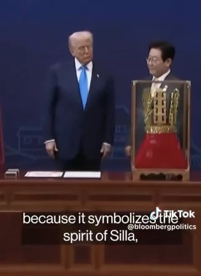 【悲報】トランプ大統領、韓国大統領から金の王冠を受け取るも浮かない表情