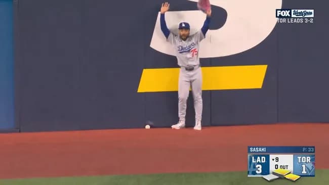 【朗報】ドジャース、壁にボールがめり込むという奇跡で勝利
