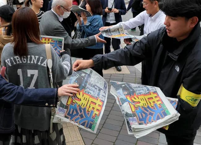 スポーツ報知が「大谷世界一」「ドジャース連覇」などの見出しが躍る号外発行…ＪＲ新橋駅前などで”完配”