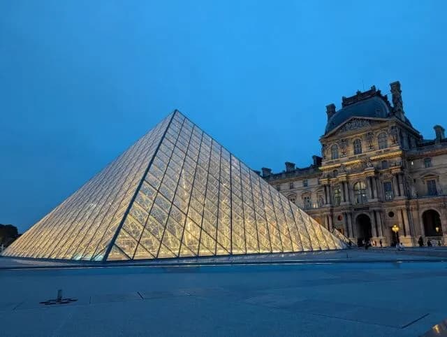 【悲報】ルーブル美術館「パスワードは…『ルーブル』でいいか！w」→10分で国宝4点盗まれる
