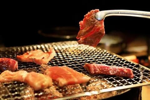 アホ「はい焼肉焼くよ」(生肉掴んだトングでひっくり返す)アホ「はい食べて」(生肉掴んだトングで配膳)