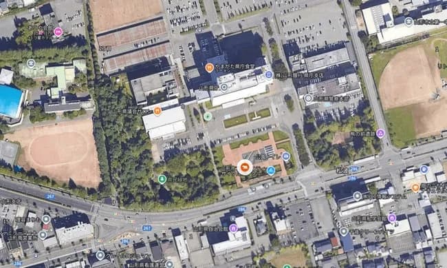 山形県庁前の県民緑地でクマのフンが見つかる