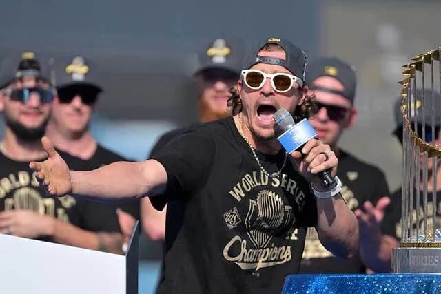 【朗報】ドジャースの選手の間でお尻を彫るのが流行る