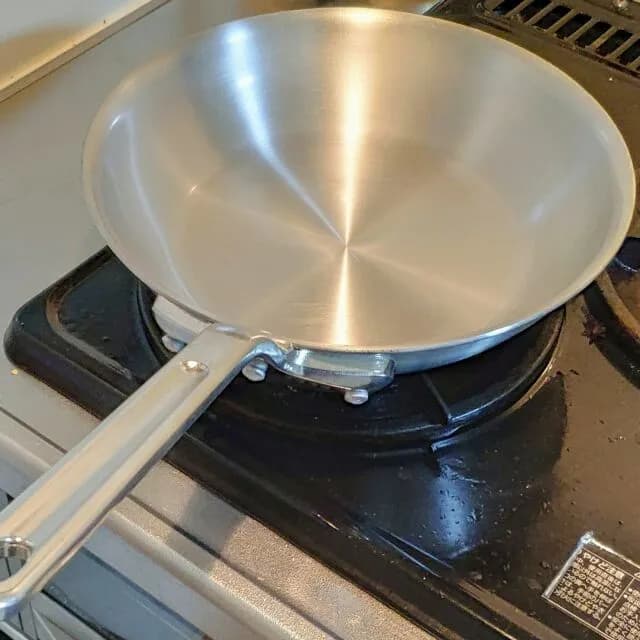 アルミのフライパン買ったんやが、料理糞美味くなって草