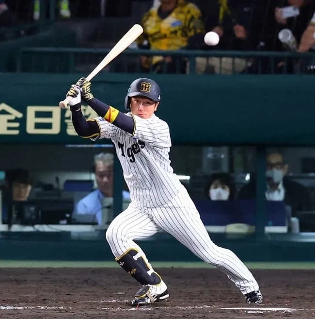 FA熟考中の阪神・近本光司が球団事務所に　笑顔見せつつも無言貫く　11日がFA期限