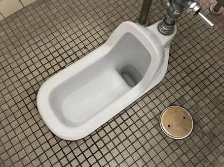【悲報】和式便所ってかなり非合理的だよなｗｗｗｗｗｗｗｗｗｗｗｗｗｗｗｗ