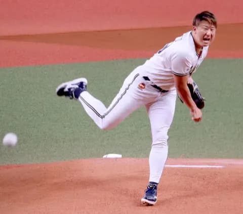 ラオウ・杉本裕太郎が始球式で雄たけびを上げながらストライク投球！