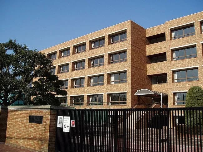 神戸国際大付属高　野球部コーチの教諭が部員の頭を出席簿でたたく　出勤停止2週間に