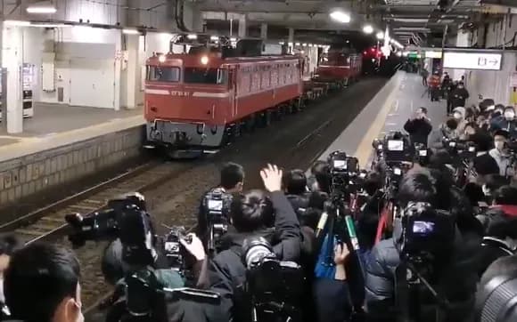 【動画】　撮り鉄さん、駅員に怒られて逆ギレｗｗｗｗｗｗｗｗｗｗｗｗｗｗｗ