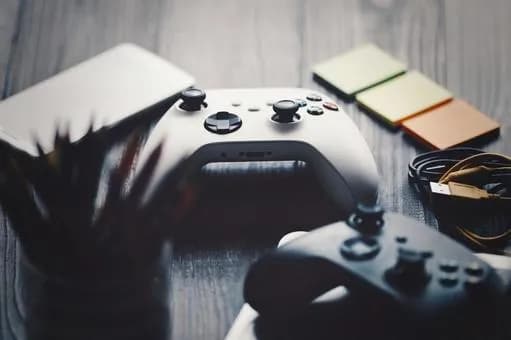 【悲報】友達A「ゲームなんかやってないで外に出ろ！」友達B「いい大人がゲームなんかやるな！」