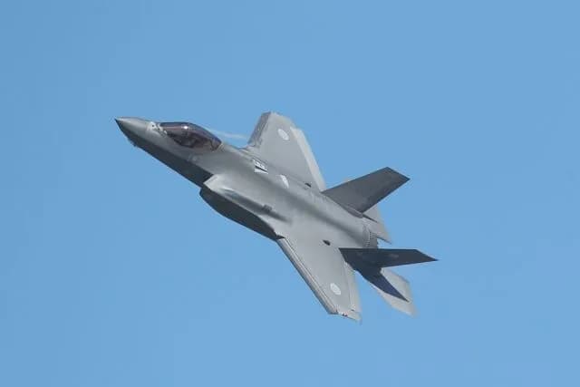 航空自衛隊「F-15約200機、F-35A38機、F-2約90機」保有←これ