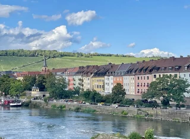 ドイツ(食べ物うまいです、観光名所多いです、サッカー強いです、勤勉な国民性です)←この国