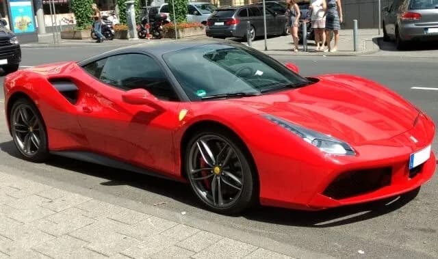 高級な車を買うやつで敢えて「フェラーリ」「ポルシェ」あたりに行くやつの感覚がわからん