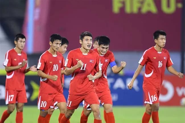 【動画】サッカー北朝鮮代表のグータッチ、なんか違うｗｗｗｗｗｗｗｗｗｗｗｗ