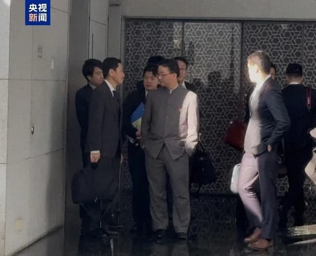 【朗報】中国外務省局長がポケットに手を入れていたのは寒いからだった