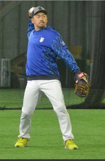 DeNAの名ブルペン捕手、深沢氏が今季限りで卒業。練習最後の日は筒香が志願のキャッチボールで別れ