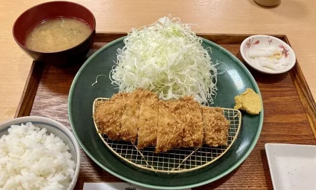 とんかつ定食に出せる金額