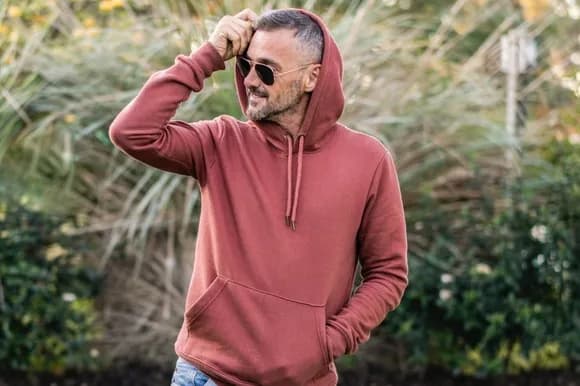 【悲報】いい歳してパーカーを着ている「子供服おじさん」、ガチで女性に嫌われていた・・・・・