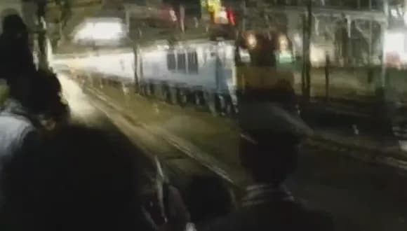 【悲報】　撮り鉄さん、駅員さんにガチ説教されるｗｗｗｗｗｗ