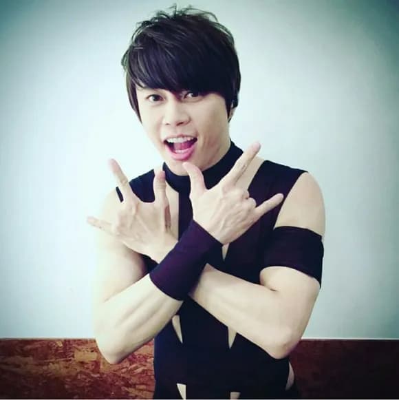 【悲報】TMレボリューションさん、上半身に比べて下半身がやや貧弱ｗｗｗｗｗｗｗｗｗｗｗ