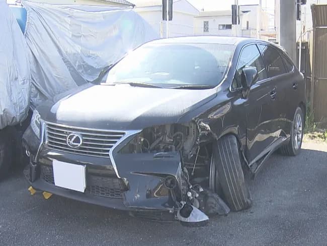 父親名義のレクサスを飲酒運転→標識に追突事故→母親を身代わりに替え玉出頭させた男(23)を逮捕