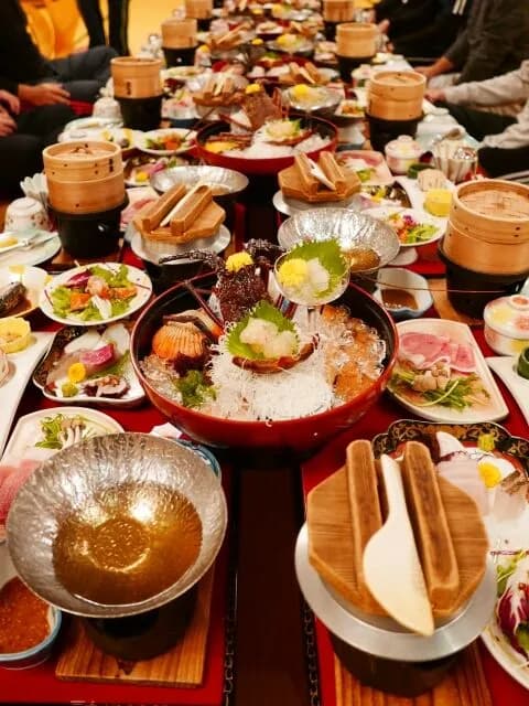 20代「忘年会、参加したい」若者の間で忘年会参加がブームの模様。氷河期「忘年会、参加しません」