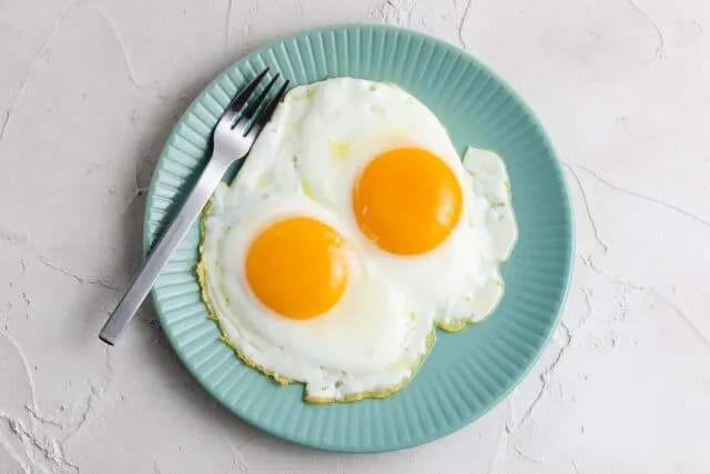 卵大好きワイ、結局目玉焼きに落ち着く