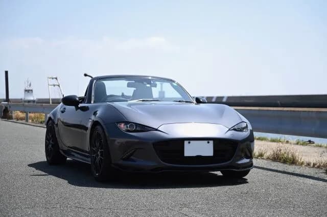 オープンカー(かっこいいです、風が気持ちいいです、開放感あります、目立ちます)←この車