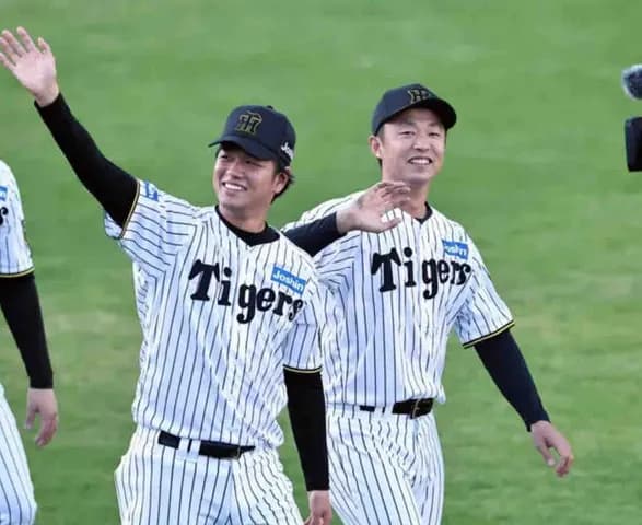 阪神　高橋がグラブをつけずコーヒーをポッケにダッシュで中堅守備へ　スタンドの爆笑誘う