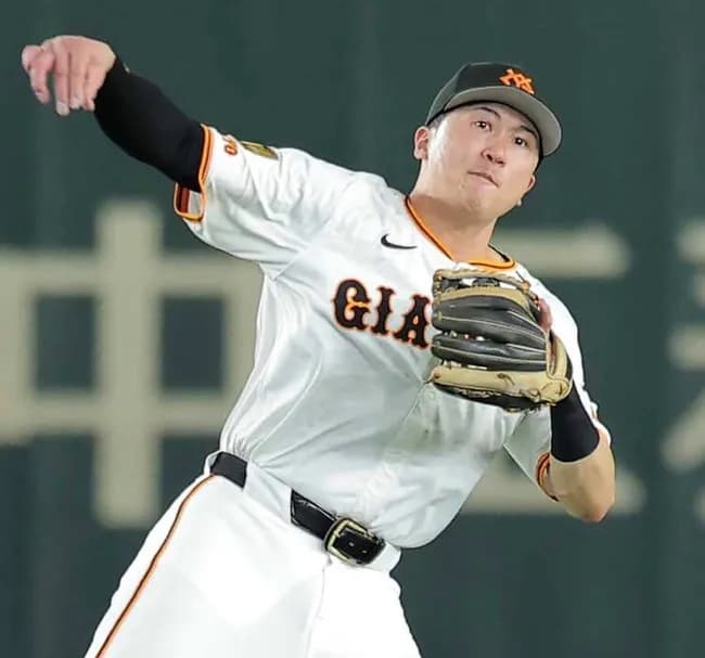 【ベストナイン】巨人・泉口友汰が首位打者の広島・小園との一騎打ち制す　ＧＧ賞と２冠は２１年坂本勇人以来