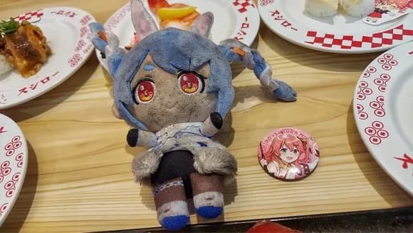 【悲報】スシローさん、バチクソ汚ねぇ人形をテーブルに置かれてしまうｗｗｗｗｗｗｗｗｗｗｗｗｗｗｗ