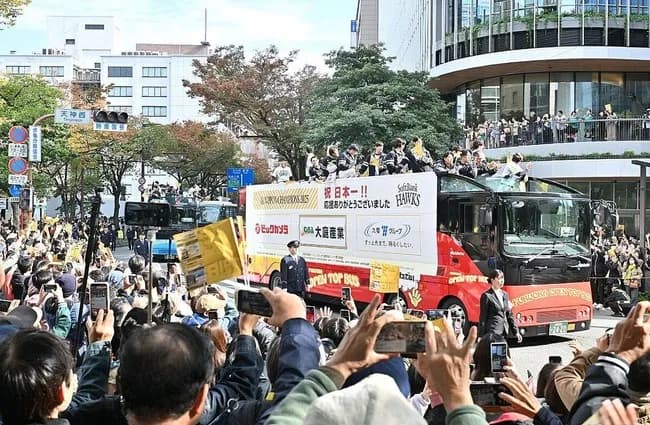 「福岡の街にホークスファンって根付いてるんだなと」ソフトバンク上沢直之、移籍後初Vパレードに笑顔