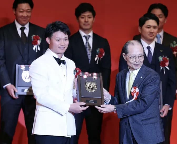 森下翔太さん、アワードにまさかの白タキシードで登壇wwwwwwww