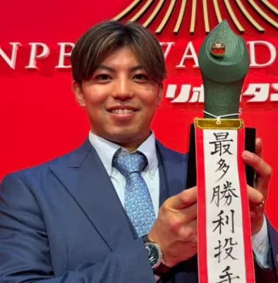 DeNA東克樹、最多勝の表彰で喜び　3年連続2桁勝利誇る「3年やってエースと呼ばれると臨んだシーズン。有言実行できた」