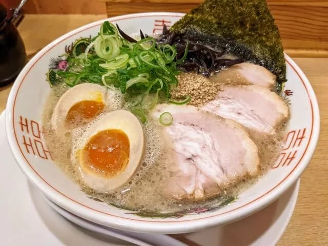 なんでラーメンには煮卵とか味玉っていう決まりがあるんや？