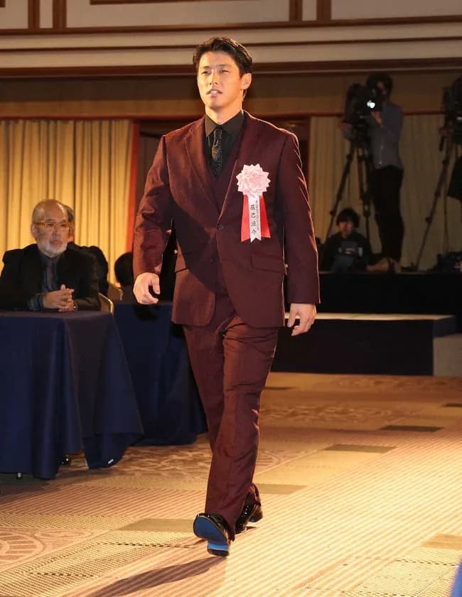 楽天・辰己涼介「正装」スーツで登場「辰己が普通で来るのは奇跡に近い」昨年は全身金ピカで話題