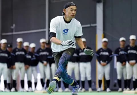 イチロー、肉離れで走れず　高校生指導で