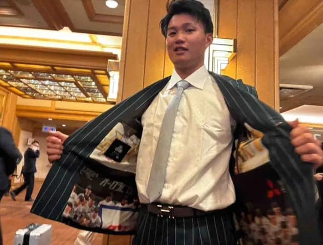 阪神・森下翔太　守備だけでなくスーツの裏地でも魅了「見せなきゃ何しに入れたんだって」GG賞初受賞