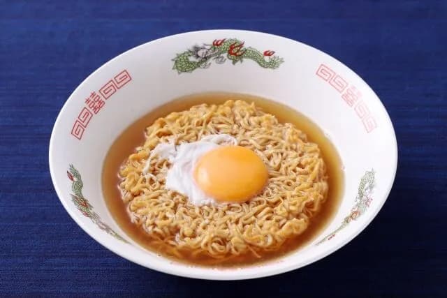 ワイ｢チキンラーメン食べたいなあ｣ 袋あけて丼にお湯を注ぐ