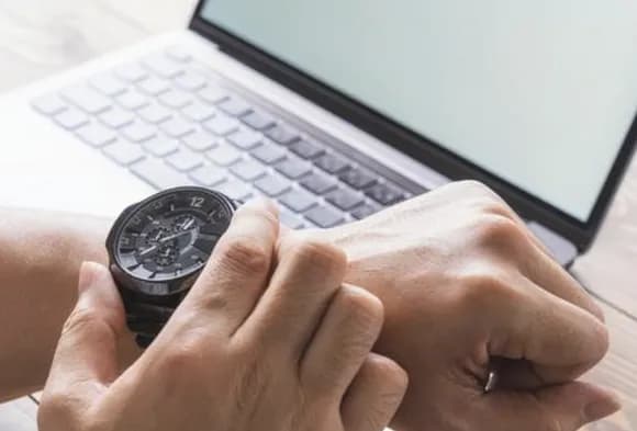 【悲報】いい年して大した時計してない同僚みると舐めちゃうよなｗｗｗｗｗｗｗｗｗｗ